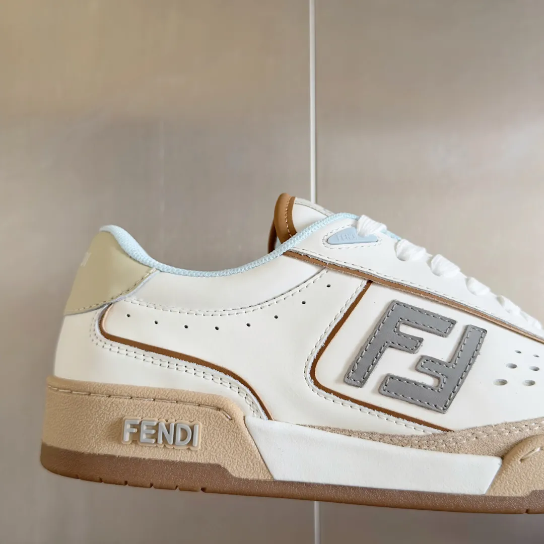 【FENDI】Top P: 740💰 Leather Couple Size: Women's 35-41 / Men's 39-45 Top version: Fendi Fendi match series Couple's Film Casual Sports Shoes Sneakers Original purchase, development, production of these FENDI Match lace-up sneakers. Small perforations accent the upper. Made of white leather with beige suede details. Matcha green leather FF applique. Rubber sole with FENDI lettering on the side. Comes with exquisite packaging at the counter 🛍📦 ▪️ Fabric: Original custom imported first-layer cowhide ▪️ Lining: Imported custom breathable mesh ▪️ Sole: Original molded TPU two-color combination sole ▪️ Sole thickness: 3CM. ▪️ Size: Women's 35-41 / Men's 39-45